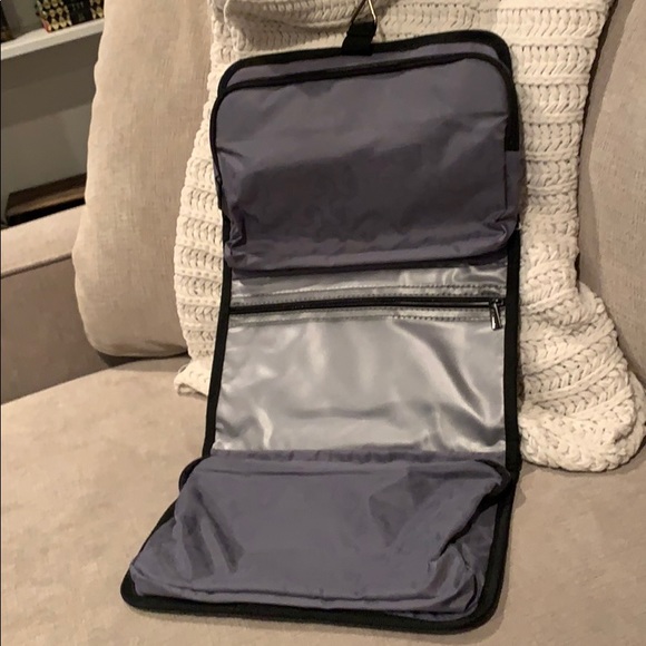 Delsey hanging toiletry bag - Picture 2 of 2